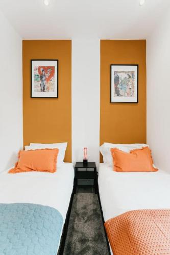 two beds sitting next to each other in a room at Dawn House - Wyndale Living -Bham JQ 3BR Townhouse in Birmingham