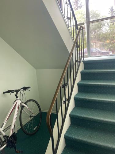 uma bicicleta estacionada ao lado de uma escada numa casa em Exquisite 2 Bedroom Apartment em Camrose
