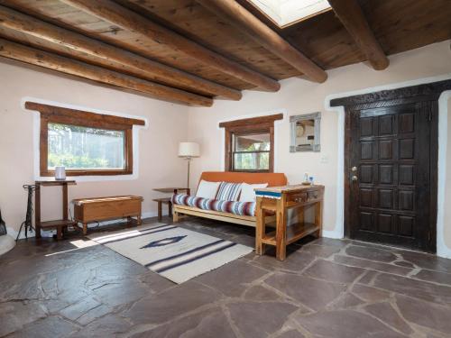 1 dormitorio con 1 cama y puerta de madera en Bronce Del Sur en Santa Fe