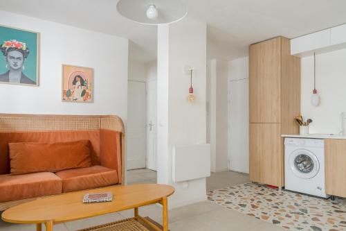 un salon avec un canapé et une table dans l'établissement Charmant T2 avec balcon - Chaves, à Marseille