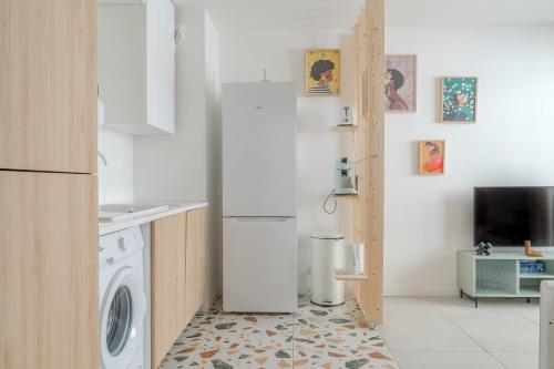 une cuisine avec un réfrigérateur et une machine à laver dans l'établissement Charmant T2 avec balcon - Chaves, à Marseille