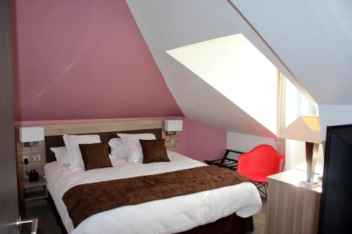 Hôtel L'Esturgeonにあるベッド