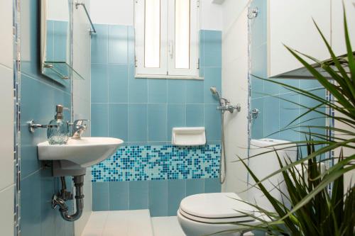 ein blaues Badezimmer mit WC und Waschbecken in der Unterkunft Dls*apartment in Athen