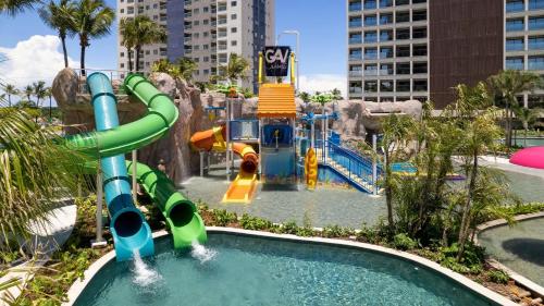 SALINAS PREMIUM RESORT في سالينوبوليس: حديقة مائية في مدينة بها زحليقة مائية
