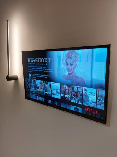 a flat screen tv hanging on a wall at Coffee House in Gorzów Wielkopolski
