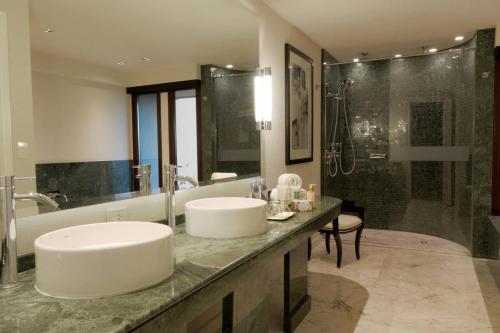 a bathroom with two sinks and a shower at Buenos Aires Marriott in Buenos Aires