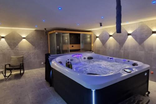 eine große Whirlpool-Badewanne in einem Zimmer mit in der Unterkunft Château d'Issandou in Golfech
