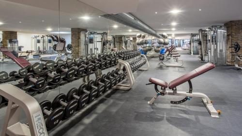 un gimnasio con filas de cintas de correr y máquinas en Crowne Plaza Zürich, an IHG Hotel en Zúrich