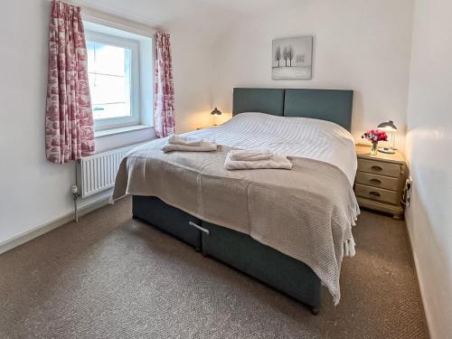 Un dormitorio con una cama grande y una ventana en 2 Cromwells Cottage-uk40929 en Pembroke