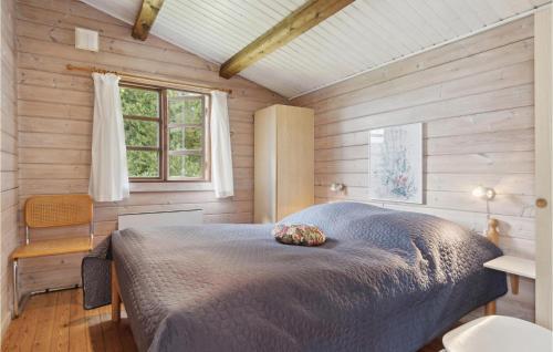 HumbleにあるLovely Home In Humble With Kitchenの木製の部屋にベッド1台が備わるベッドルーム1室があります。