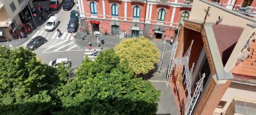 una vista aerea di una strada in una città di Giulia Town House tra città e mare a Salerno