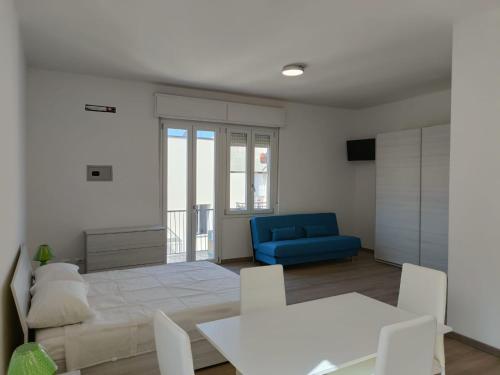 un soggiorno con divano e sedia blu di Alghero Experience ad Alghero