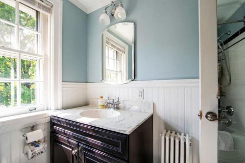 y baño con lavabo y espejo. en Beautiful fully-furnished Colonial in Millersville, en Millersville