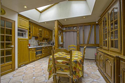 eine Küche mit einem Tisch und Stühlen in der Unterkunft Les Goélands maison avec vue sur port et falaise in Fécamp