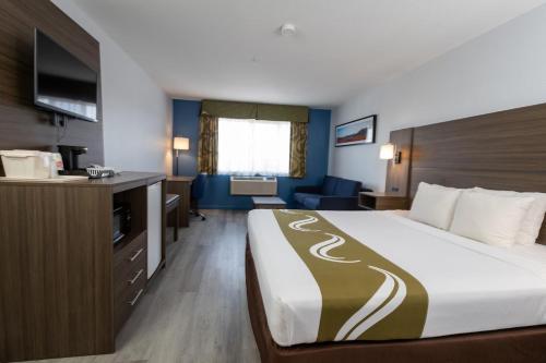 Katil atau katil-katil dalam bilik di Quality Inn & Suites Tulare