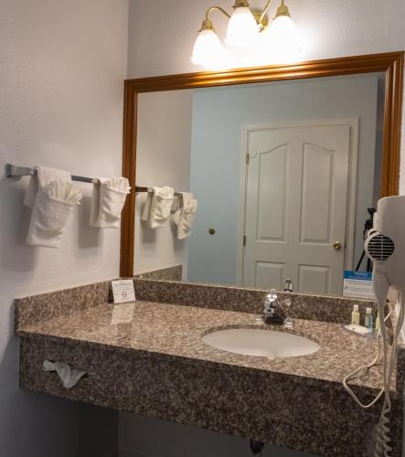 Bilik mandi di Quality Inn & Suites Tulare
