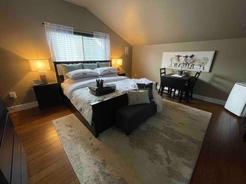 una camera da letto con un letto grande e una sedia di Cozy loft in Upper Gibsons a Gibsons