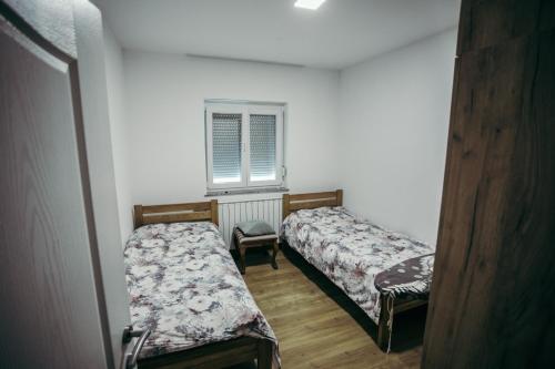mały pokój z 2 łóżkami i oknem w obiekcie Vila Odmor 