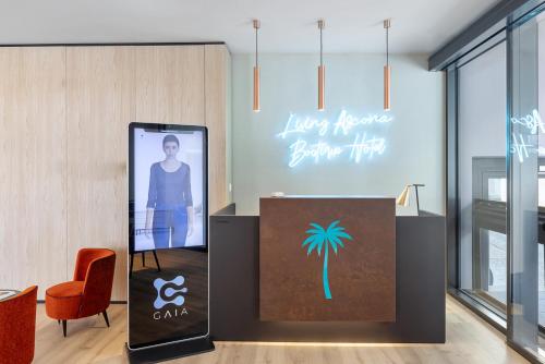 una exposición en una habitación con una foto de una palmera en Living Ascona Boutique Hotel - Smart Hotel en Ascona