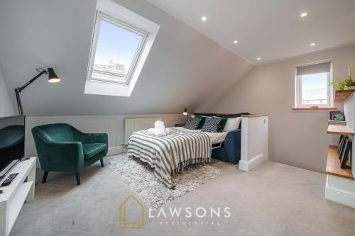 1 dormitorio con 1 cama y 1 silla verde en Loft Living by Lawsons en Windsor