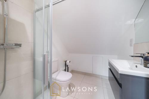 y baño con ducha, aseo y lavamanos. en Loft Living by Lawsons en Windsor