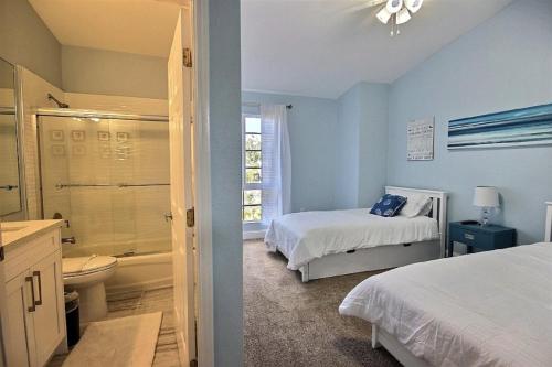 sypialnia z 2 łóżkami oraz łazienka z prysznicem w obiekcie 705 Mariners Club w mieście Key Largo