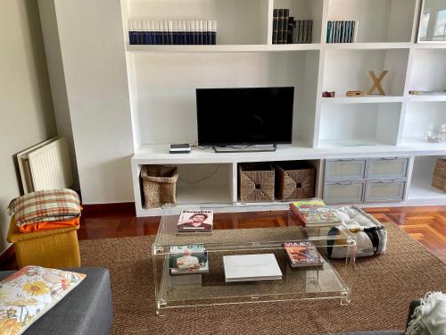 a living room with a coffee table and a tv at Precioso duplex en Nigrán in Nigrán