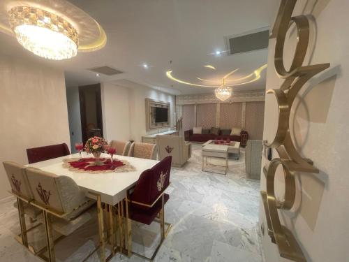 ein Esszimmer mit einem weißen Tisch und Stühlen in der Unterkunft شقة للايجار في اسطنبول in Basaksehir