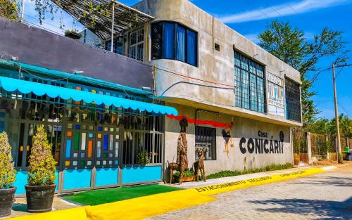budynek z choinką przed nim w obiekcie Casa Conicarit w mieście Puerto Escondido