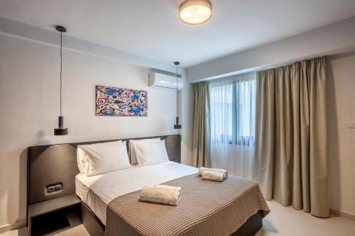 ein Schlafzimmer mit einem Bett mit zwei Handtüchern darauf in der Unterkunft Habitat 29 C in Thessaloniki
