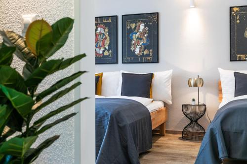 Spirit Apartments - Suite #1 - Balkon - Bergsicht في إنغيلبرغ: غرفة نوم بفرش ازرق وابيض ومصنع