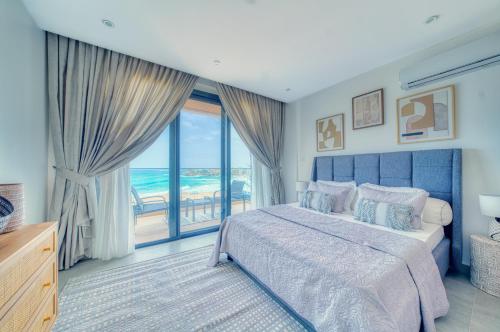 a bedroom with a bed with a view of the ocean at Résidence Théa in Dakar
