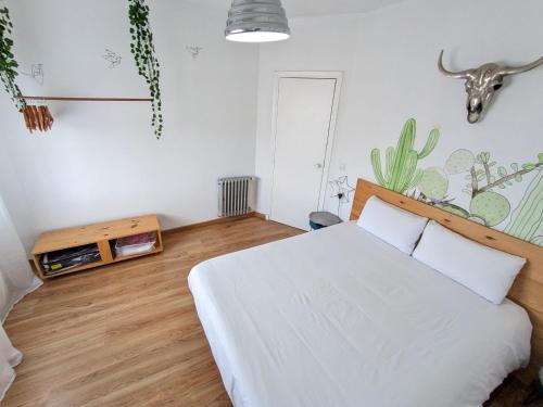 ポンフェラーダにあるXOXO - Encinaのウッドフロアのベッドルーム1室(白いベッド1台付)