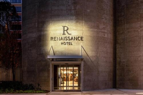 - un bâtiment avec le panneau de l'hôtel de garantie de la rançon dans l'établissement Renaissance Bordeaux Hotel, à Bordeaux