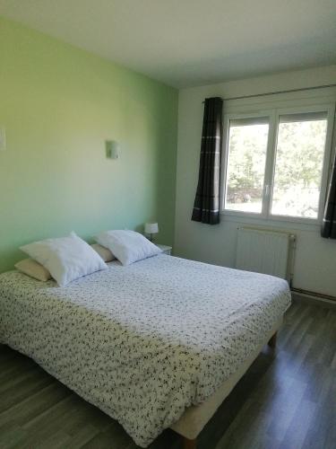 - une chambre avec un lit doté de draps blancs et 2 fenêtres dans l'établissement Maison en Béarn, à Ogeu-les-Bains