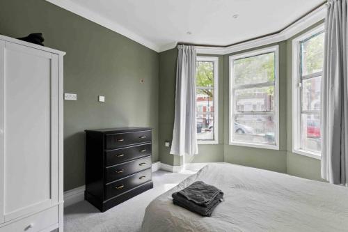 เตียงในห้องที่ Modern 3 Bed Apartment in Tottenham
