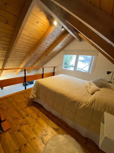 - une chambre mansardée avec un grand lit dans l'établissement La Tante, à San Carlos de Bariloche