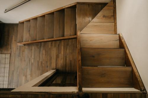 una escalera en una habitación con paredes de madera en Mineral del Cielo, en Mineral de Pozos