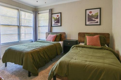 1 dormitorio con 2 camas y ventana en Casino Cottage Getaway 4 Mi to Choctaw Casino! en Durant