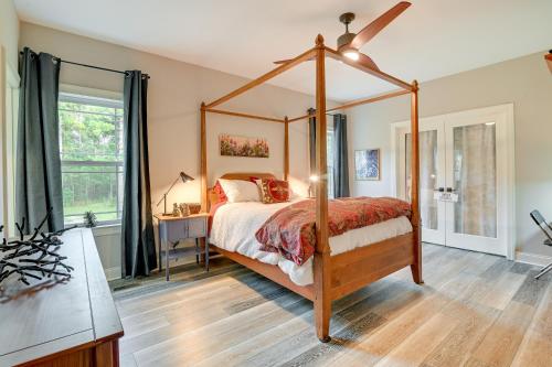 een slaapkamer met een hemelbed en een bureau bij Expansive Georgetown Home with Decks and Fire Pit! in Georgetown