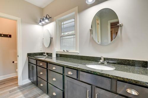 een badkamer met een wastafel en een spiegel bij Expansive Georgetown Home with Decks and Fire Pit! in Georgetown