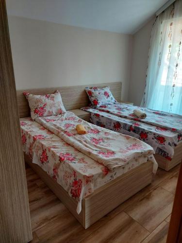 two beds in a small room with two twin beds at Apartmani Milina in Lepterija
