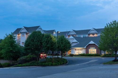 un grand immeuble avec une rue en face dans l'établissement Residence Inn Boston Marlborough, à Marlborough