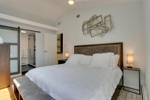 een slaapkamer met een groot wit bed en 2 lampen bij Updated Getaway with Pool and Hot Tub on Less Than 3 Acres! in Stony Point
