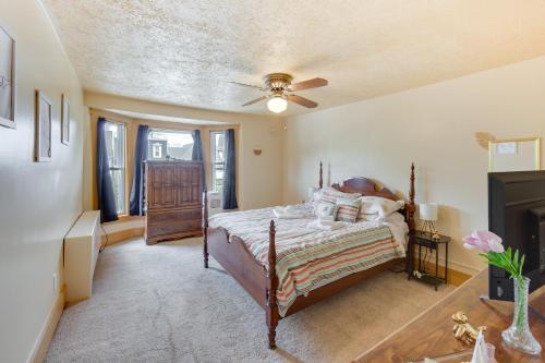 um quarto com uma cama e uma ventoinha de tecto em Pet-Friendly Mt Carmel Vacation Rental with Yard! 