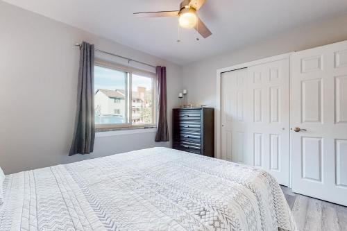 Ένα ή περισσότερα κρεβάτια σε δωμάτιο στο Cozy Colorado Condo