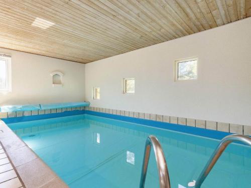 una gran piscina con techo de madera en 10 person holiday home in Bl vand, en Ho
