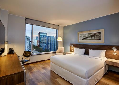 Postel nebo postele na pokoji v ubytování Radisson Blu Plaza El Bosque Santiago
