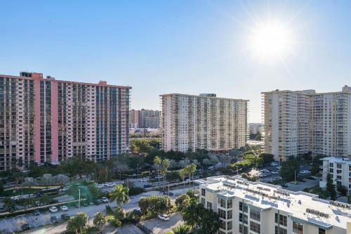 Pemandangan umum bagi Miami Beach atau pemandangan bandar yang diambil dari apartmen