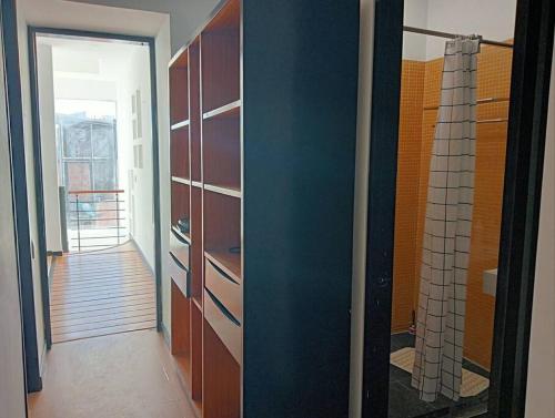 Habitación con armario y ducha a ras de suelo. en Apartamento Continental, en Bogotá